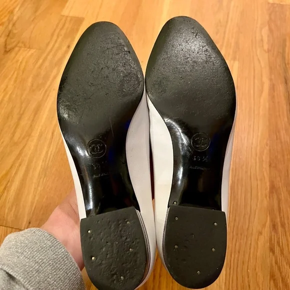 EUC Women's Vintage CHANEL White Black Cap Toe Low Heel Pumps Size 38.5 or US 8 - Picture 9 of 10